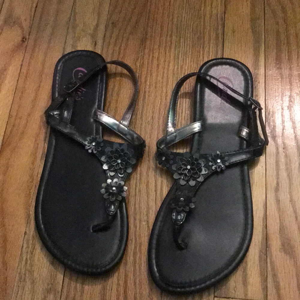 Black sandals with flowers on the strip